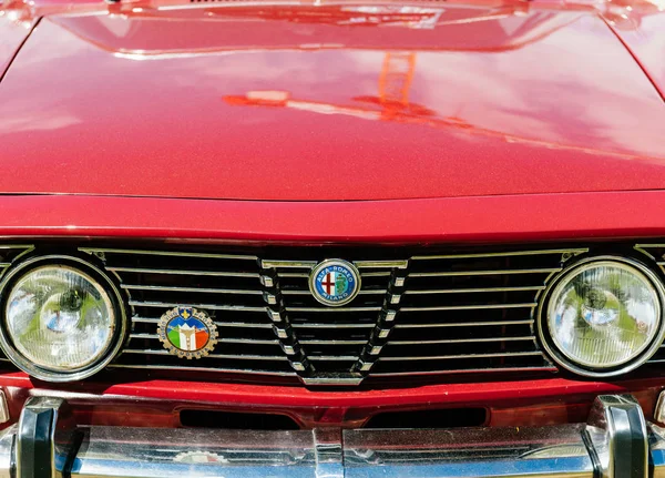 Belle voiture vintage de luxe rouge Alfa Romeo 2000 — Photo