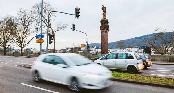 Cars and statue of Emperor Constantine holding a crown — Stock Photo, Image