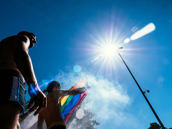 Gay orgullo hombres bailando LGBT personas en camión con arco iris bandera —  Fotos de Stock