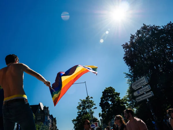 Gay orgoglio sventolando LGBT arcobaleno bandiera — Foto Stock