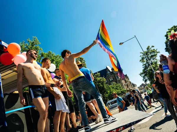 Gruppe von Jungen schwenkt Gay Pride Flagge — Stockfoto