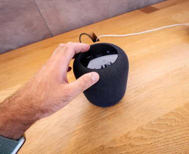 En son Apple Homepod elma stok içinde tutan adam