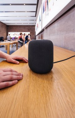 Late Apple Homepod elma stok içinde test kadın