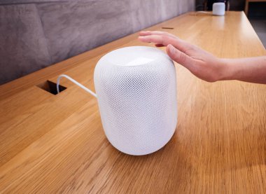 Late Apple Homepod elma stok içinde test kadın
