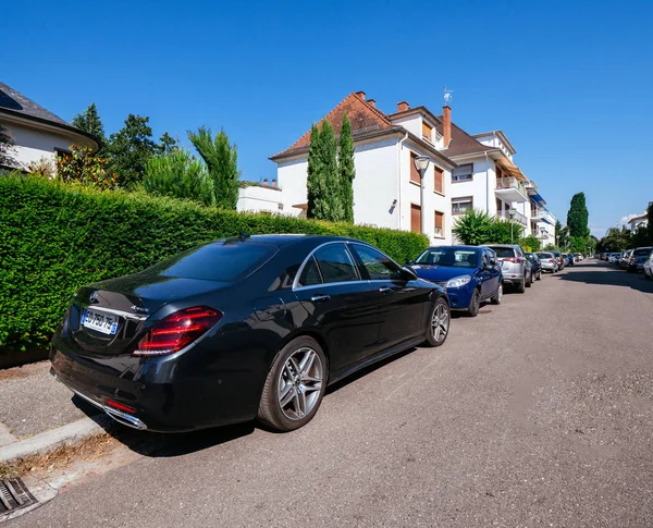 Luxusní Mercedes-Benz limousine auto zaparkované na ulici Francouzská — Stock fotografie