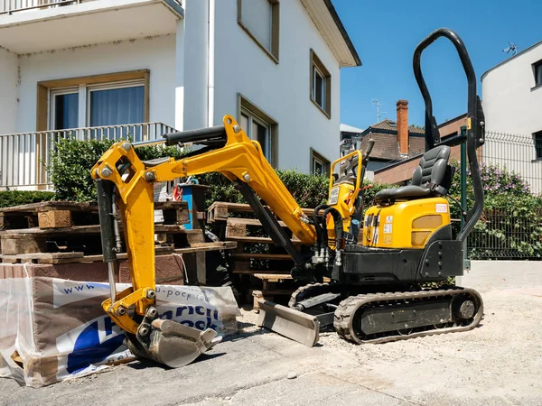 Piccolo trattore escavatore giallo affittato da Kiloutou — Foto Stock