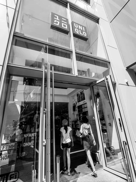 Tienda de moda Uniqlo en Francia —  Fotos de Stock