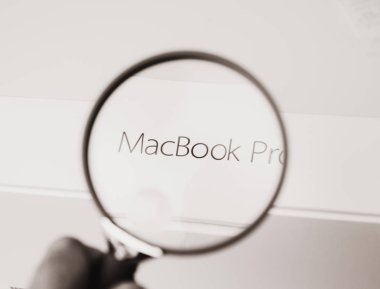 Apple Macbook Pro dizüstü bilgisayar unboxing siyah ve beyaz