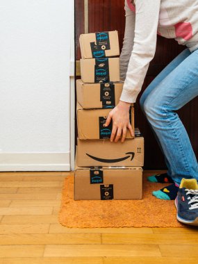Kadın ve birden fazla Amazon Prime karton kutu 