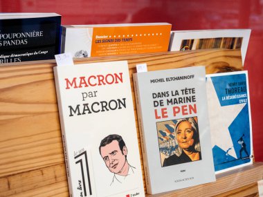 Siyasi kitap kütüphane mağaza 