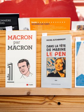 Siyasi kitap kütüphane mağaza 