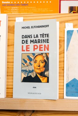 Kütüphanedeki siyaset kitabı Dans la tete de Marine le Pen bo
