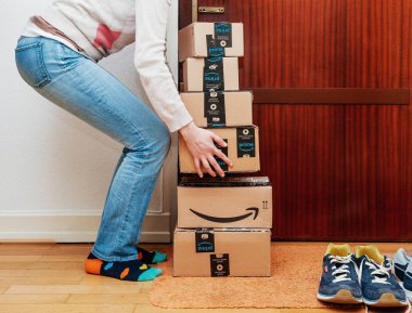 Kadın ve birden fazla Amazon Prime karton kutu 