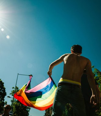 Gökkuşağı bayrağı ile kamyon üzerinde LGBT insanlar dans eşcinsel gurur erkekler