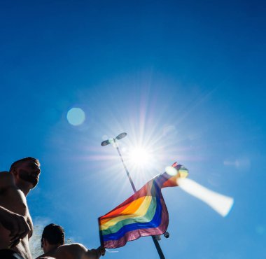 Gökkuşağı bayrağı ile kamyon üzerinde LGBT insanlar dans eşcinsel gurur erkekler