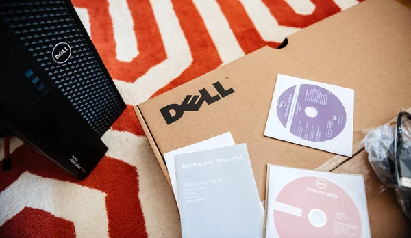 Dell computador estação de trabalho unboxing com todos dvd dentro — Fotografia de Stock