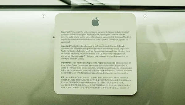 Apple Macbook Pro dizüstü bilgisayar unboxing — Stok fotoğraf