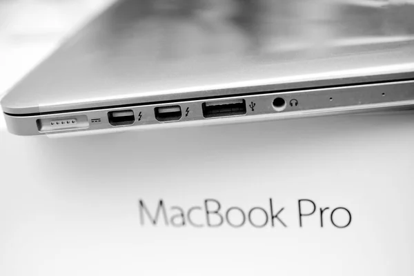 Apple MacBook Pro laptop computer deboxing film de plastic , — Fotografie, imagine de stoc