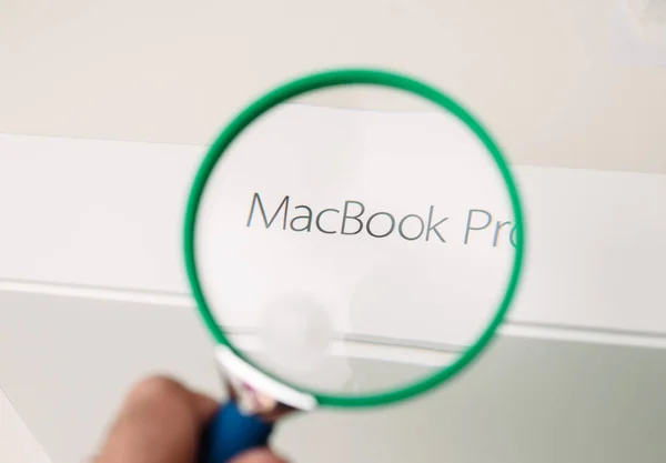 苹果 Macbook pro 笔记本电脑取消装箱 — 图库照片