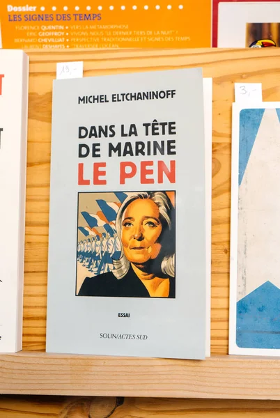 Książka polityczna w sklepie bibliotecznym Dans la tete de Marine le Pen bo — Zdjęcie stockowe