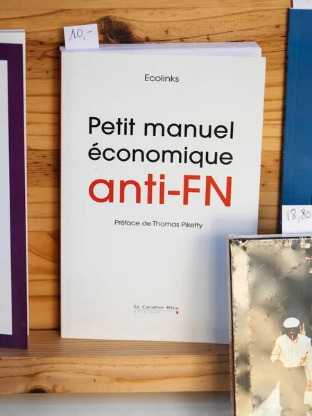 Livro político na loja da biblioteca sobre National Front Marine le P — Fotografia de Stock