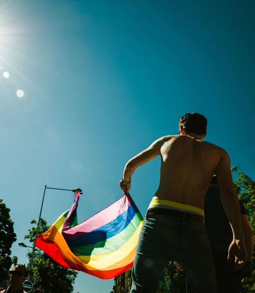 Gay orgoglio gli uomini danza LGBT persone su camion con arcobaleno bandiera — Foto Stock