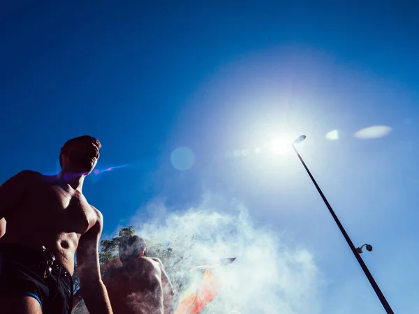 Gay orgulho homens dança LGBT pessoas no caminhão com arco-íris bandeira — Fotografia de Stock