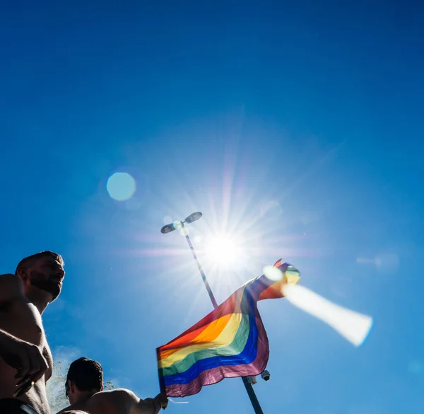 Gay orgoglio gli uomini danza LGBT persone su camion con arcobaleno bandiera — Foto Stock