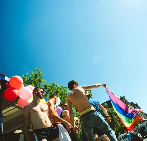 Gruppo di ragazzi sventolando gay orgoglio bandiera — Foto Stock