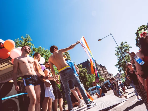 Gruppo di ragazzi sventolando gay orgoglio bandiera — Foto Stock