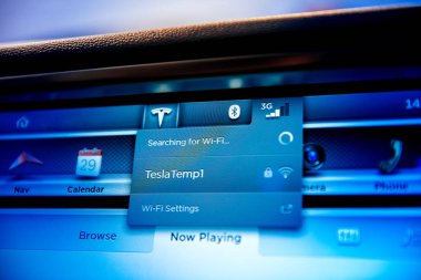 Tesla Model S Wi-Fi için arama