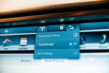 Wi-Fi için Tesla Model S Pano bilgisayarda arama 