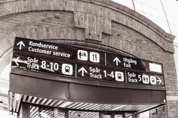 Estação ferroviária sinal acima da porta em Copenhague trem central st — Fotografia de Stock