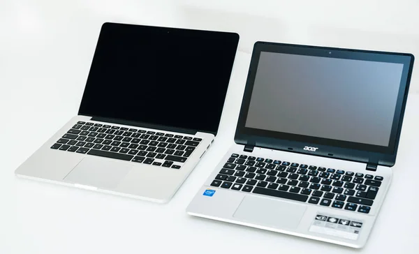 Apple Mac Book pro en een Acer Aspire laptop — Stockfoto