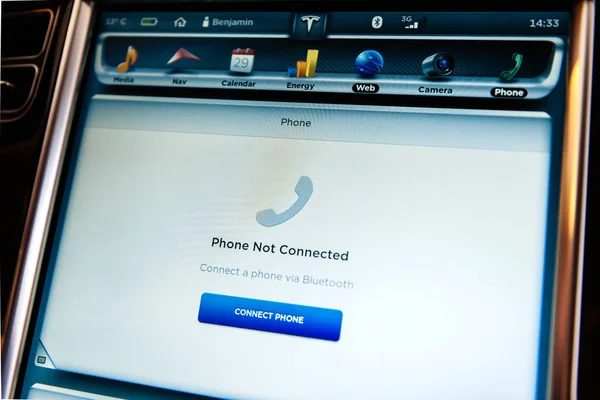 Телефон не підключений повідомлення на інформаційній панелі Тесла — стокове фото