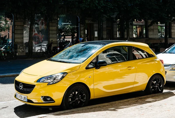 Nový žlutý Opel Corsa — Stock fotografie
