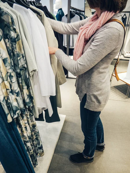 Mujer de compras de ropa moderna hermosa en la tienda casual —  Fotos de Stock