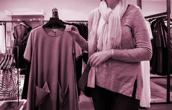 Mujer de compras de ropa moderna hermosa en la tienda casual — Foto de Stock