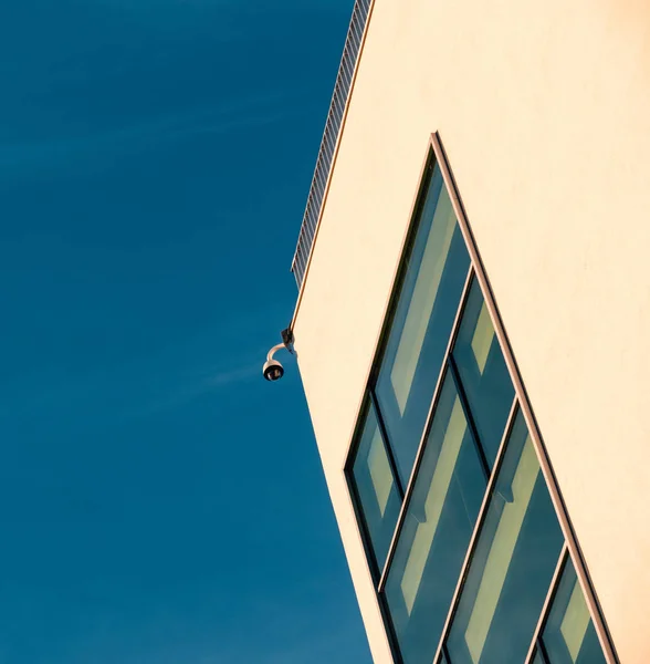 Überwachungskamera auf einem Gebäude im Einsatz — Stockfoto