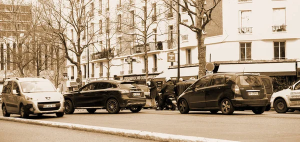 Accidente de coche en la calle PAris entre la limusina de lujo Lancia The — Foto de Stock