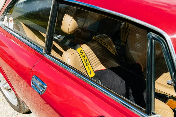 Sabelt İtalyan emniyet kemeri Alfa Romeo araba içinde — Stok fotoğraf