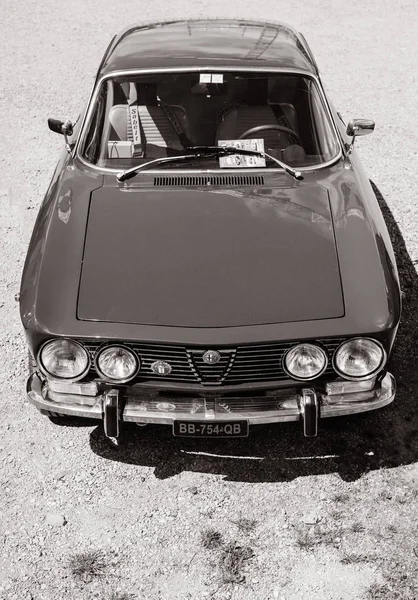 Hermoso coche vintage de lujo Alfa Romeo 2000 — Foto de Stock