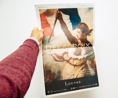 Paris, Fransa - 13 Haziran 2018: gazete Fransız Le Monde gazetesi Delacroix sergi ile Louvre tutan adam