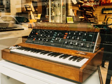 Paris, Fransa - 30 Ocak 2018: Bill Hemsath ve Robert Moog tarafından icat bir tek sesli analog synthesizer Minimoog satışı olduğunu