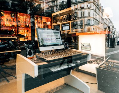 Paris, Fransa - 30 Ocak 2018: Yeni yerli enstrümanlar geliştirir yazılım ve donanım ses oluşturma, kayıt, üretim ve DJ'lik için en iyi şirket tarafından belirlenen Komplete