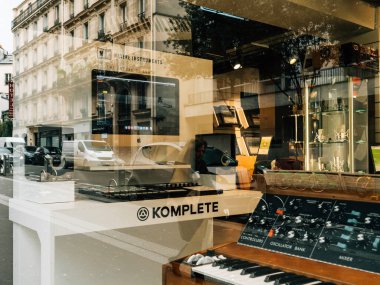 Paris, Fransa - 30 Ocak 2018: Yerli enstrümanlar Komplete yazılım ve donanım ses oluşturma, kayıt, üretim ve Djing - Paris geliştirir en iyi şirket tarafından belirlenen satışı