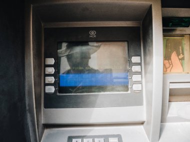 Ekranda yansıtan müşteri ile İspanya ATM