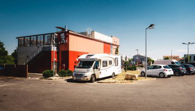 La Rochelle, Fransa - 28 Haziran 2018: Kfc restoranı karavan karavan park Ulusal Fransız tatil sırasında Park