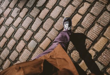 Feets Pov dostum parke taşı üzerinde yürüme döşeli yollar Hamburg