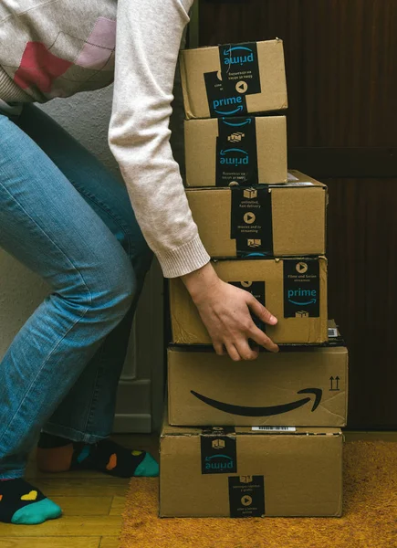 Paris, Fransa - 13 Ocak 2018: kadının yanına daire kapı tarafından kaldırdı kadın ve Amazon karton kutuları